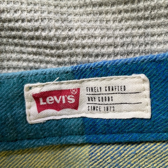 Boys Levi’s heavy button down shirt - Picture 7 of 9